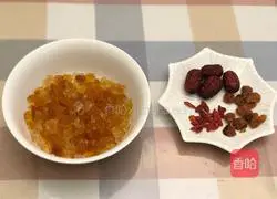Illustration of how to make beautifying milk and peach gum stewed eggs 1