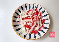 Illustration of how to make scrambled eggs with crab sticks 3