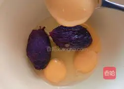 Illustration of how to make purple sweet potato rolls stuffed with roses 2