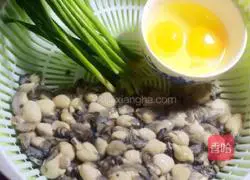 Illustration of how to make oyster fried 1