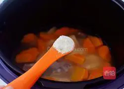 Illustration of how to make pork ribs, yam and carrot soup 9