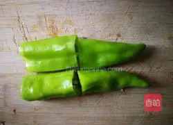 Illustration of how to stuff tiger skin and green pepper with meat 3