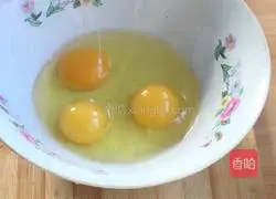 Illustration of how to make multi-element egg rolls 2