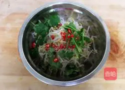 Illustration of how to make cold mung bean sprouts 5