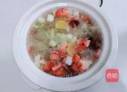 Illustration of how to make fruit white fungus soup 7