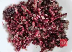 Illustration of how to make black corn rose milk drink 6