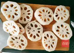 Illustration of how to make shrimp, white clam, corn and lotus root soup 6