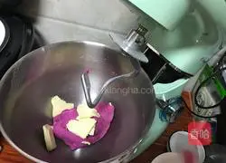 Illustration of making dragon fruit flower-shaped bread 3