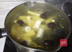 Illustration of how to make yam and black-bone chicken soup 8