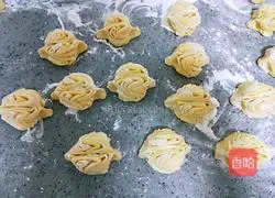 Illustration of how to make two-color flower rolls 20