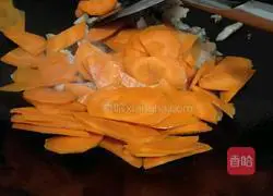 Illustration of how to make fried carrots with pork belly 2