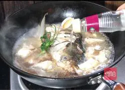 Illustration of how to make wolfberry tofu and fish head soup 8