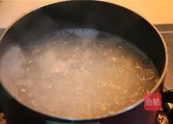 Illustration of how to make vegetable and meat porridge 1