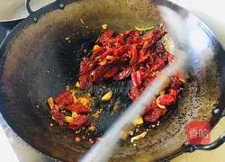 Illustration of how to stir-fry dried chili and shredded potatoes with noodles 7