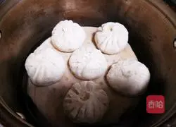 Illustration of how to make carrot, shrimp, meat and vermicelli buns 9