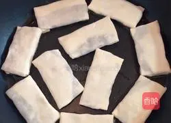 Illustration of how to make pan-fried Chinese bean paste spring rolls 7