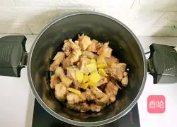 Lotus root stewed chicken soup illustration 7