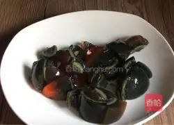 Illustration of how to cook preserved eggs and fried green peppers 3