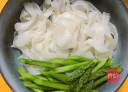 Illustration of how to make asparagus and chicken soup stuffed skin 8