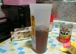 Illustration of how to make lazy milk tea 2