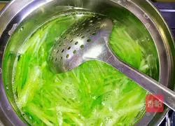 Illustration of how to make radish, vermicelli and shrimp soup 3