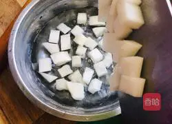 Illustration of how to make hand-made mutton noodles 1