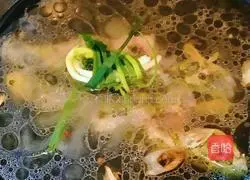 Illustration of how to make fish white jade soup 5