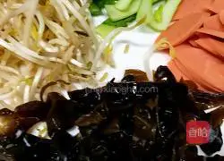 Illustration of a new method of frying instant noodles 1