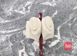 Illustration of how to make steamed flower rolls 16