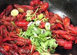 dry Illustration of how to stir-fry crayfish 13