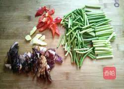 Illustration of how to make fried sausage with garlic moss 3