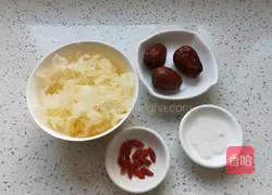 Illustration of how to make rock sugar, red dates and white fungus soup 2