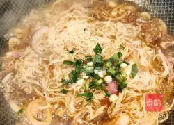 Illustration of how to make belly silk pot noodles 7