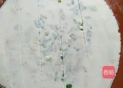 Illustration of how to make scallion pancakes 6