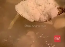 Illustration of how to make big stick bone and bamboo shoot soup 10