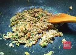 Illustration of how to make Chinese toon scrambled eggs 18