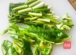 Illustration of how to stir-fry preserved duck with green pepper and garlic sprouts 1