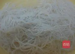 Illustration of how to make colorful fried rice noodles 1