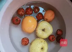 Appetizing hawthorn and pear water recipe 3