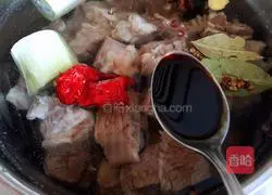 Illustration of how to make a family improved version of beef buns 6