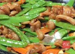 Illustration of how to stir-fry snow peas with pork belly 15