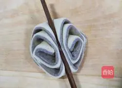 Illustration of how to make two-color flower rolls 6