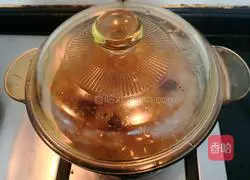 Illustration of how to make red dates, snow pear and white fungus soup 14