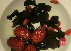 Illustration of how to make rock sugar, snow pear, white fungus, red dates, wolfberry and fungus soup 2