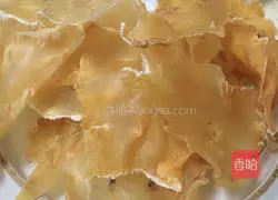 Illustration of how to make isinglass chicken feet soup 1