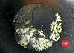 Illustration of how to make tomato sauce, luffa and mushroom soup 8