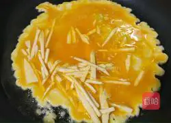 Illustration of how to make scrambled eggs with winter bamboo shoots and leeks 7