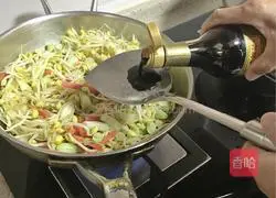 Illustration of how to make braised noodles 14