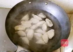 Illustration of how to make meat and three fresh dumplings 20