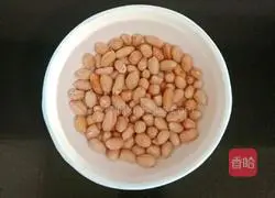 Illustration of how to make peanut, red dates and chicken feet soup 1